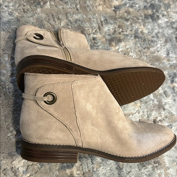 Clarks Beige Suede Ankle Boots EUC! - Picture 3 of 6